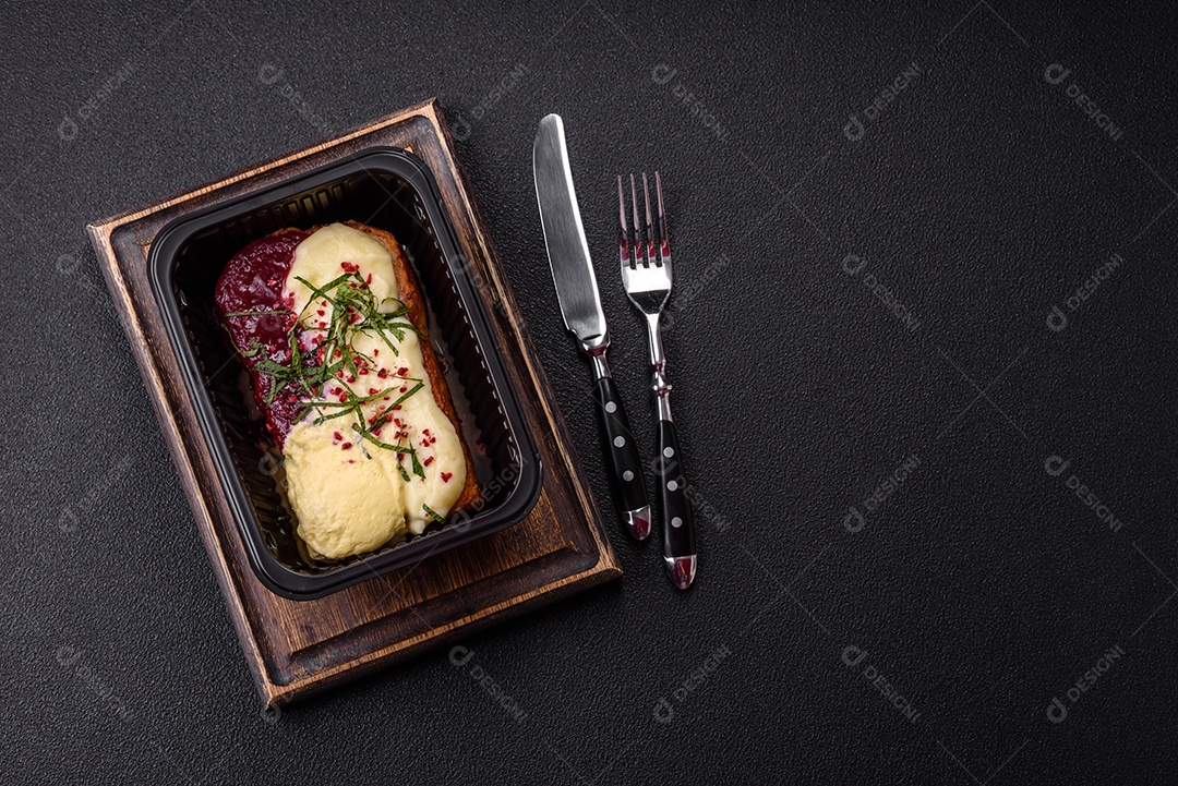 Delicioso pão doce em uma mesa de concreto