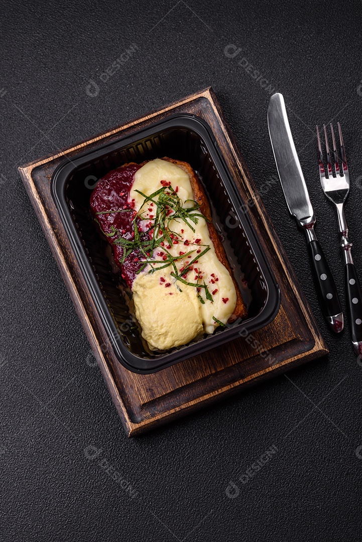 Delicioso pão doce em uma mesa de concreto