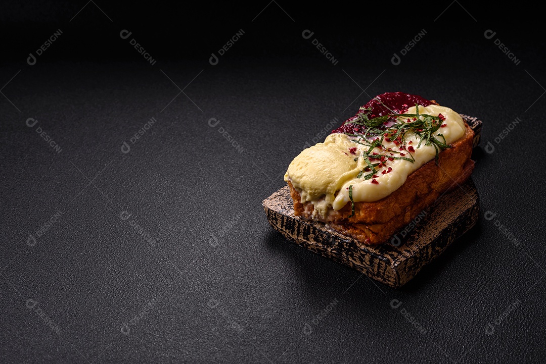 Delicioso pão doce em uma mesa de concreto