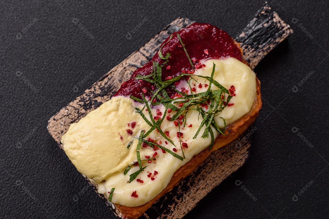 Delicioso pão doce em uma mesa de concreto