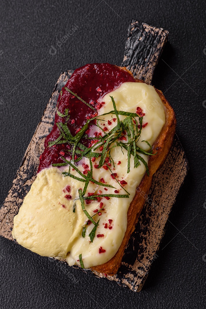 Delicioso pão doce em uma mesa de concreto