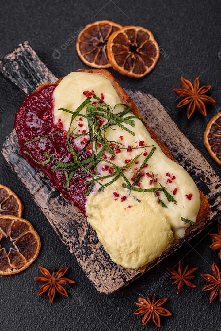 Delicioso pão doce em uma mesa de concreto