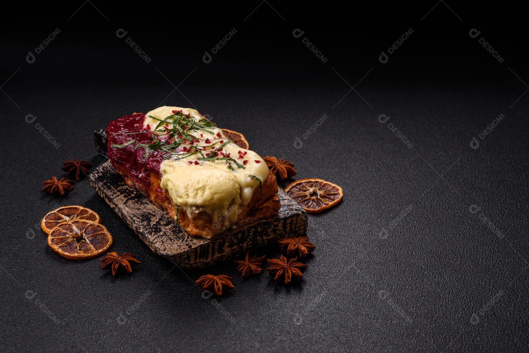 Delicioso pão doce em uma mesa de concreto