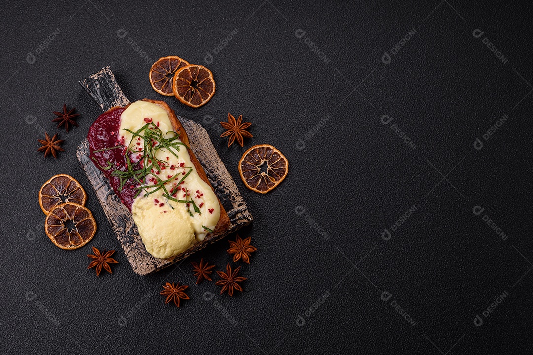 Delicioso pão doce em uma mesa de concreto