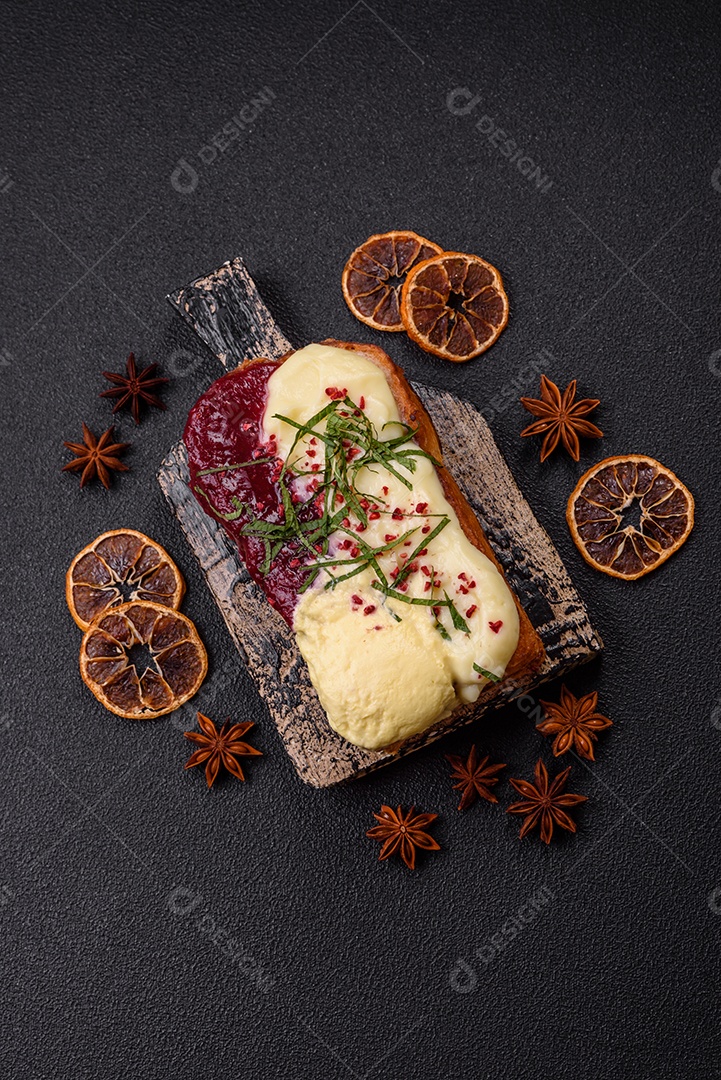 Delicioso pão doce em uma mesa de concreto
