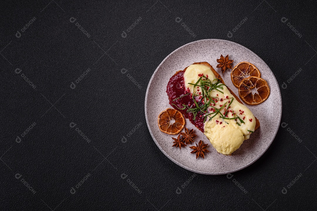 Delicioso pão doce em uma mesa de concreto