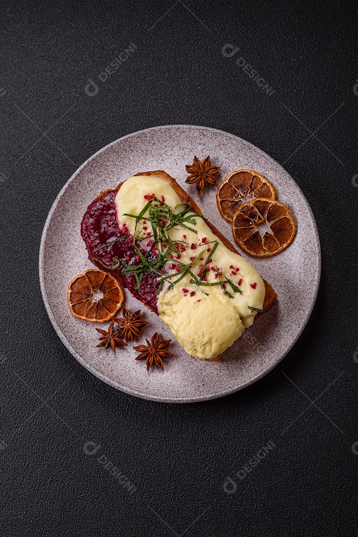 Delicioso pão doce em uma mesa de concreto