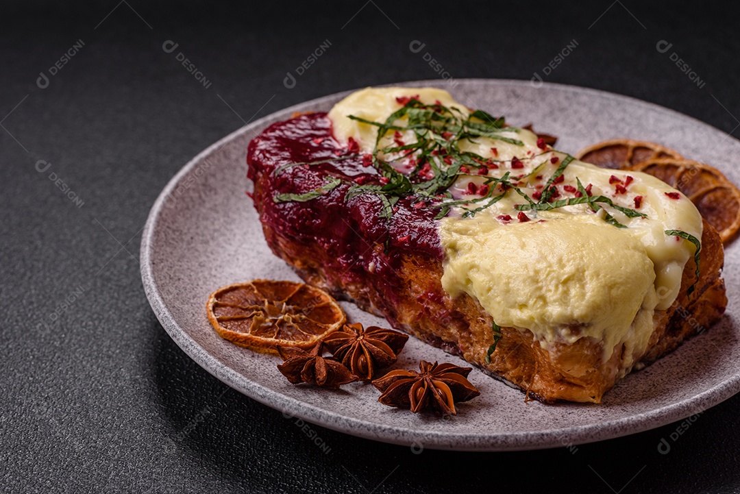 Delicioso pão doce em uma mesa de concreto