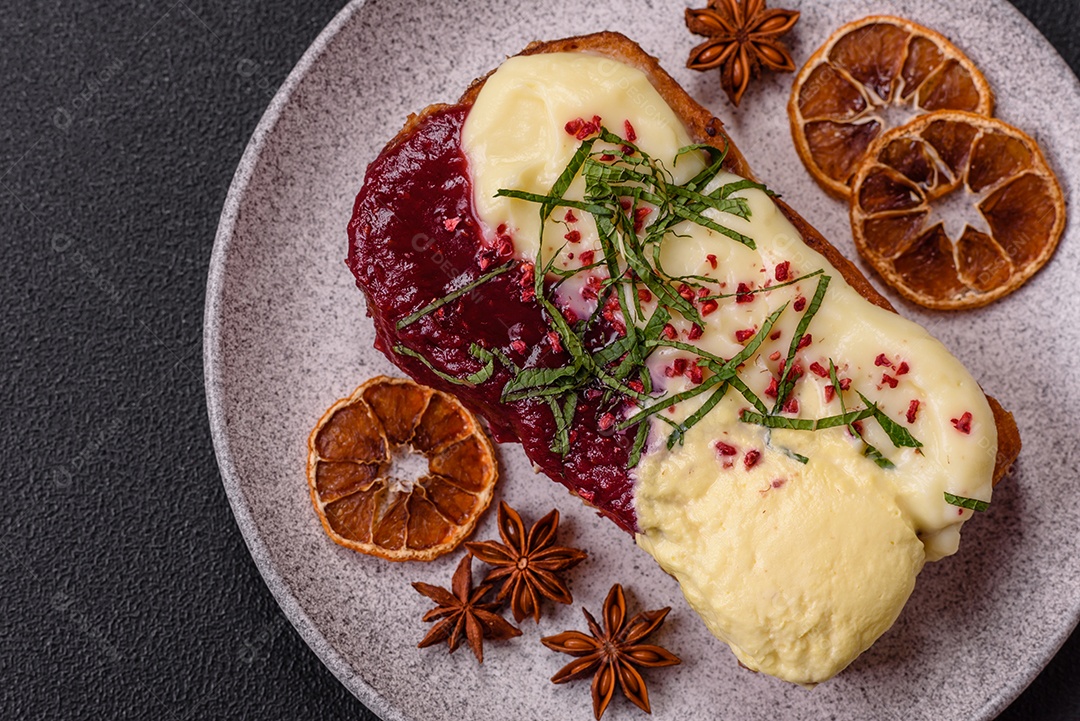 Delicioso pão doce em uma mesa de concreto