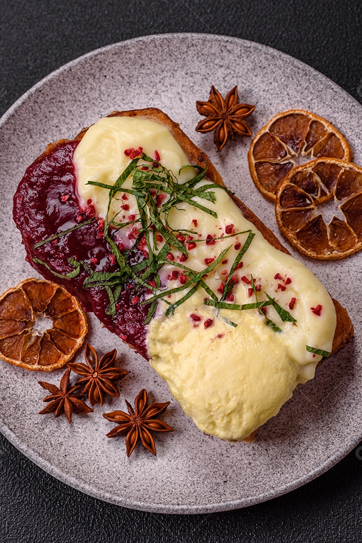 Delicioso pão doce em uma mesa de concreto