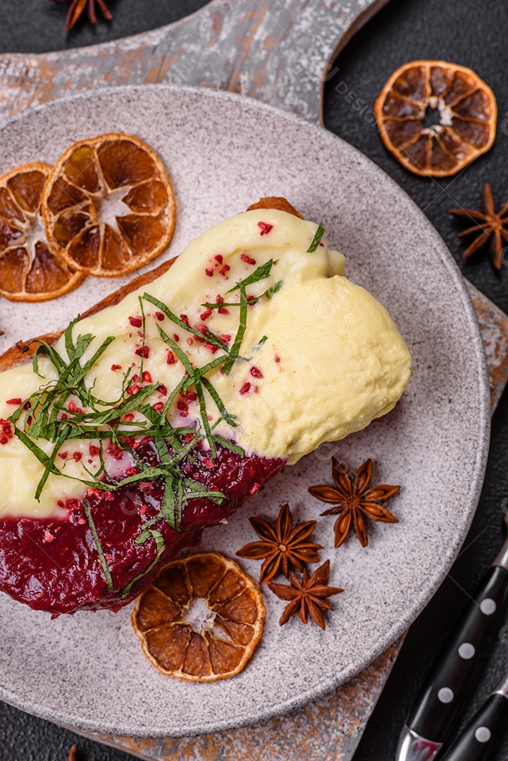 Delicioso pão doce em uma mesa de concreto