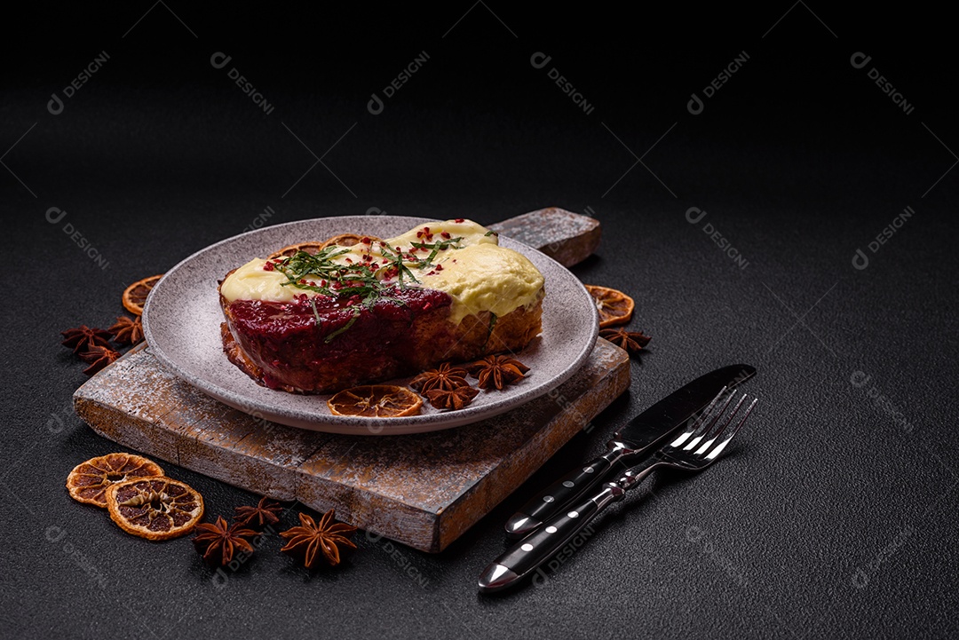 Delicioso pão doce em uma mesa de concreto