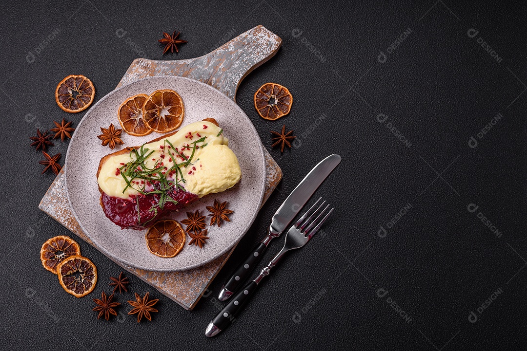Delicioso pão doce em uma mesa de concreto