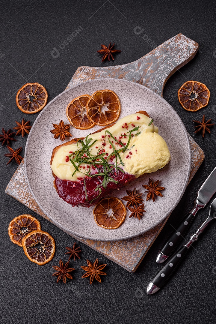 Delicioso pão doce em uma mesa de concreto