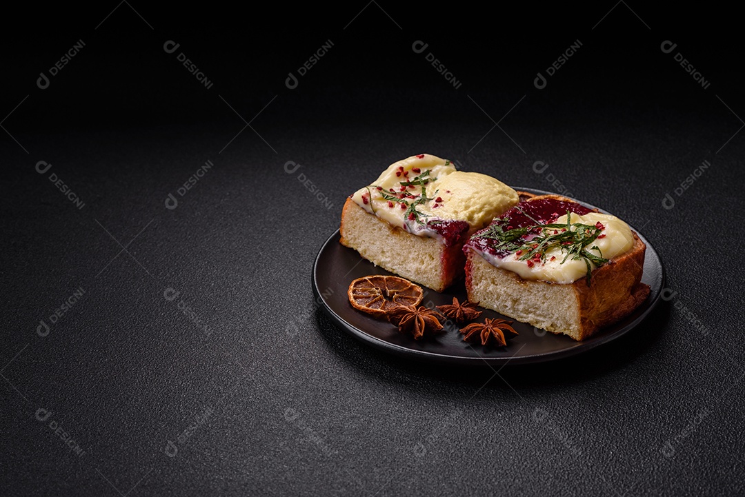 Delicioso pão doce em uma mesa de concreto