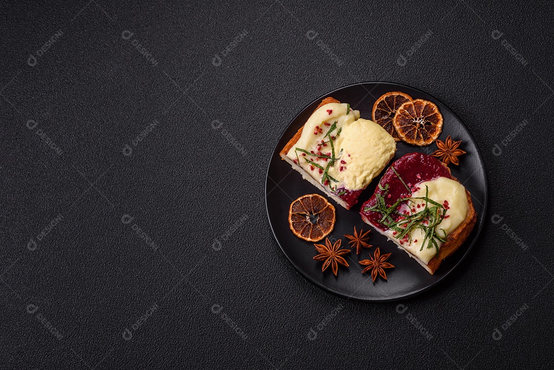 Delicioso pão doce em uma mesa de concreto