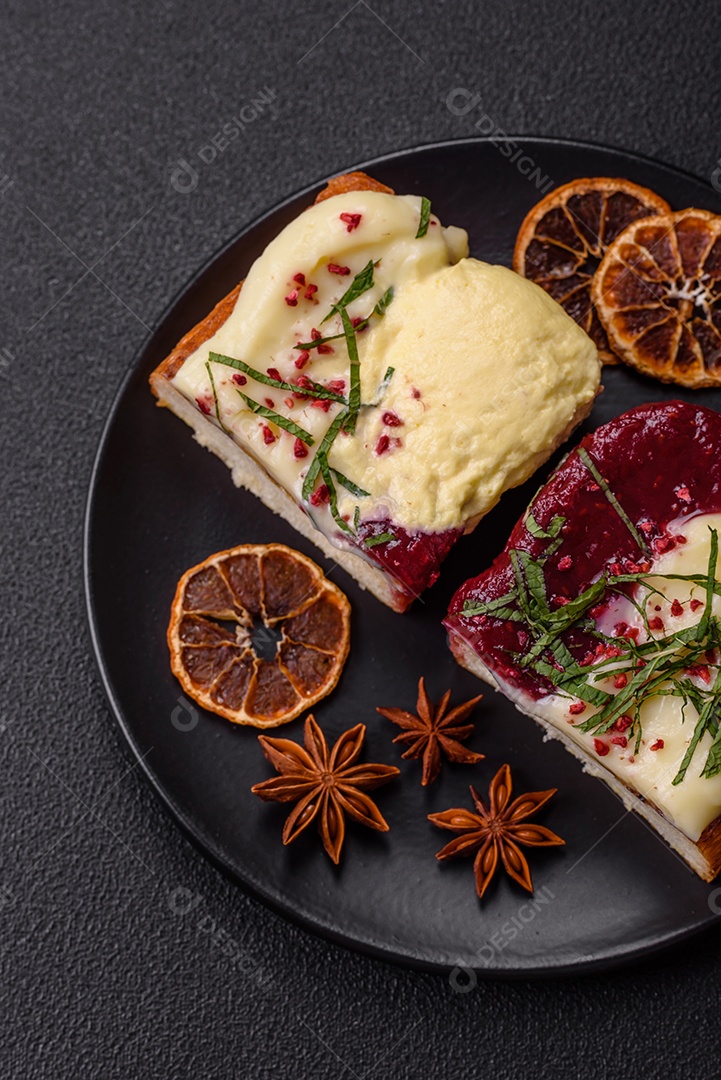 Delicioso pão doce em uma mesa de concreto