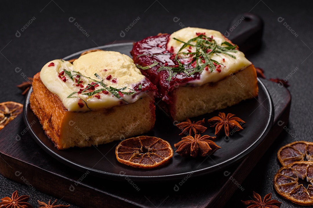 Delicioso pão doce em uma mesa de concreto