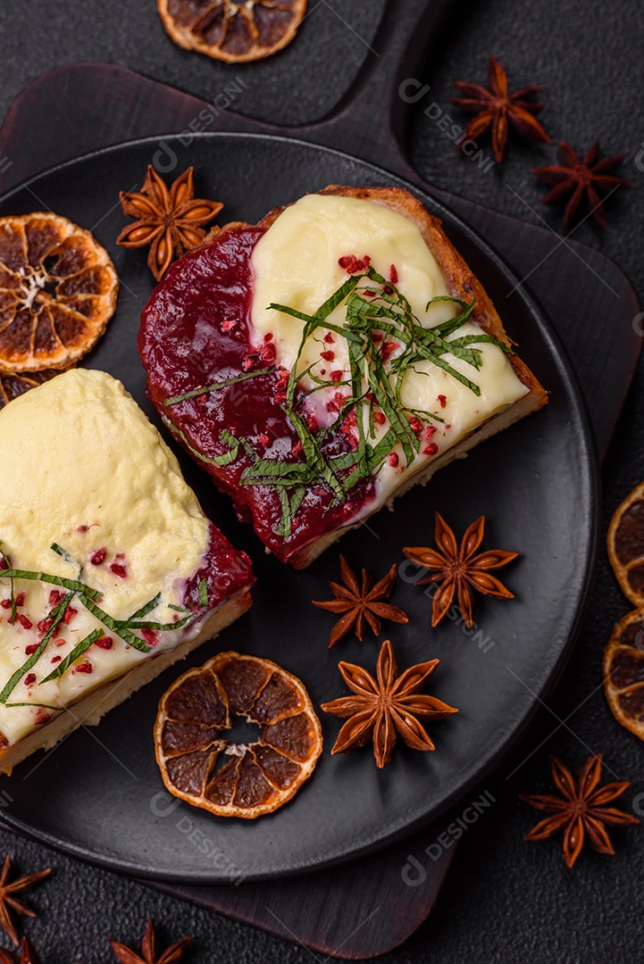 Delicioso pão doce em uma mesa de concreto