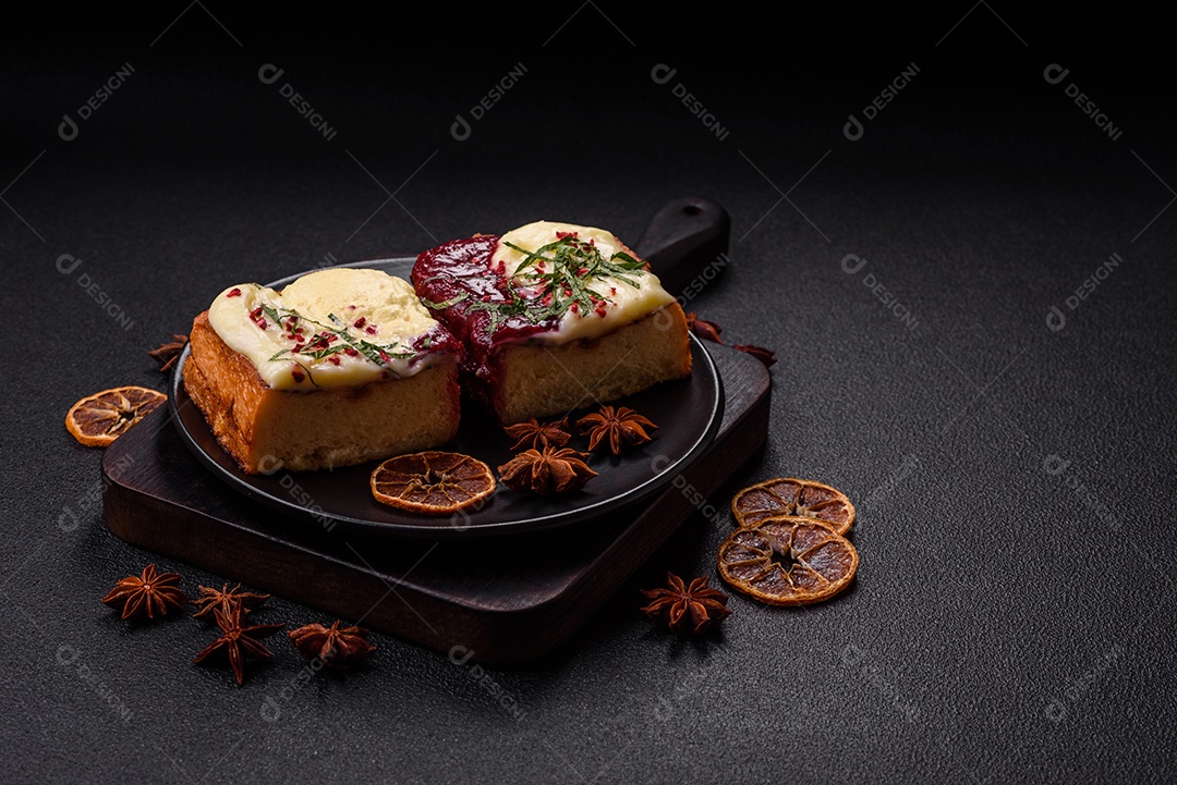 Delicioso pão doce em uma mesa de concreto