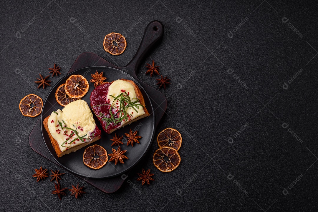 Delicioso pão doce em uma mesa de concreto