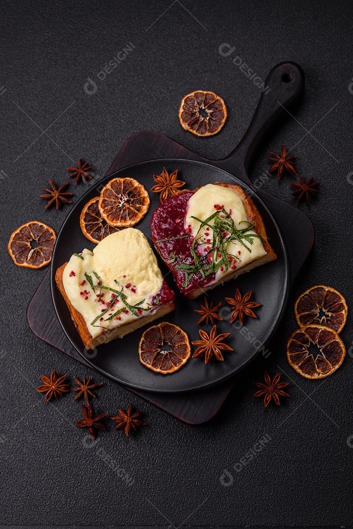 Delicioso pão doce em uma mesa de concreto