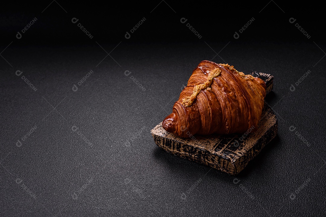 Delicioso croissants em uma mesa de concreto