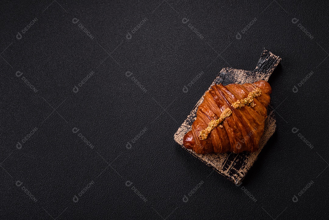 Delicioso croissants em uma mesa de concreto