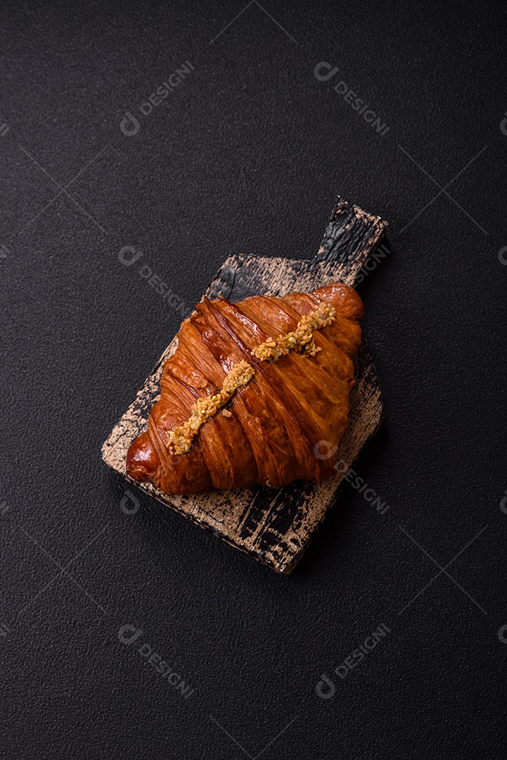 Delicioso croissants em uma mesa de concreto