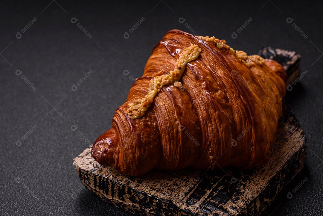 Delicioso croissants em uma mesa de concreto