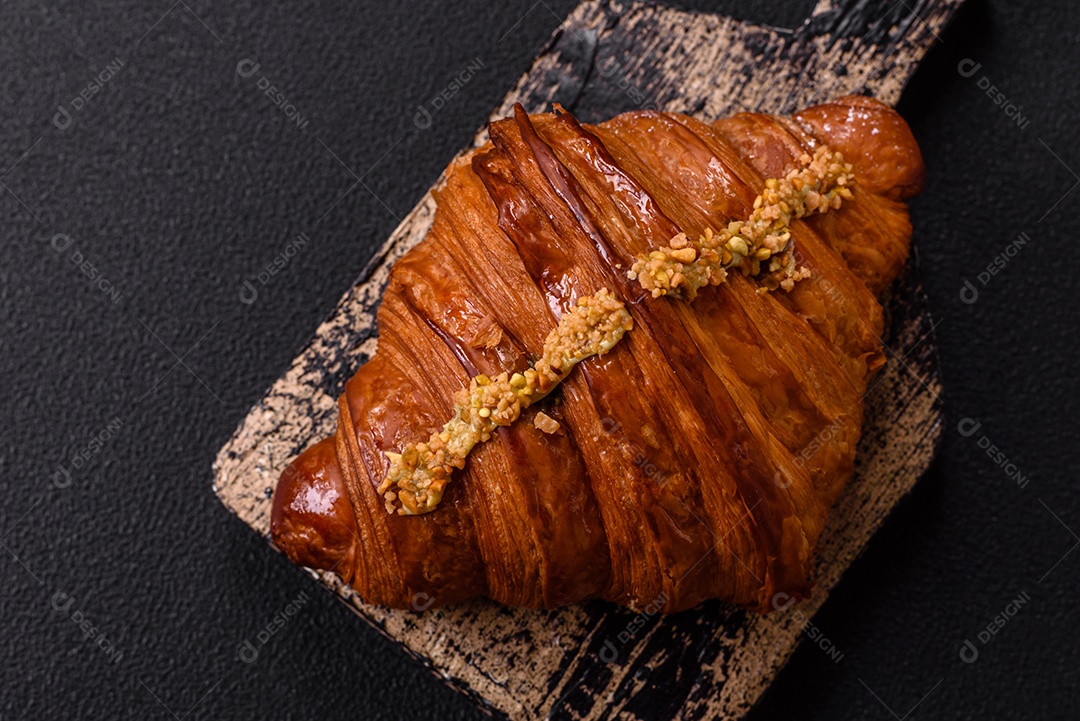 Delicioso croissants em uma mesa de concreto