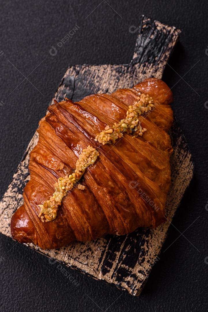 Delicioso croissants em uma mesa de concreto