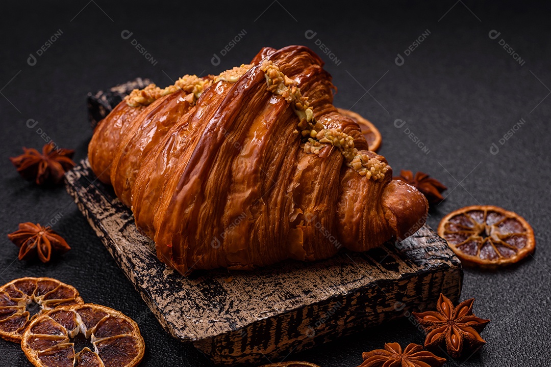 Delicioso croissants em uma mesa de concreto