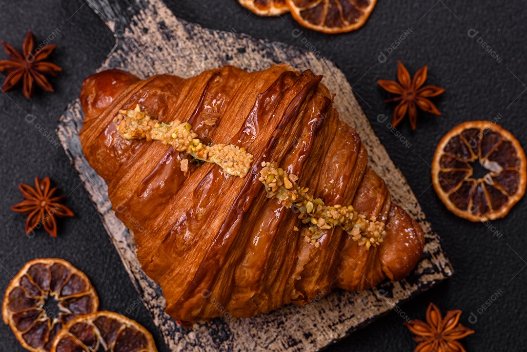 Delicioso croissants em uma mesa de concreto