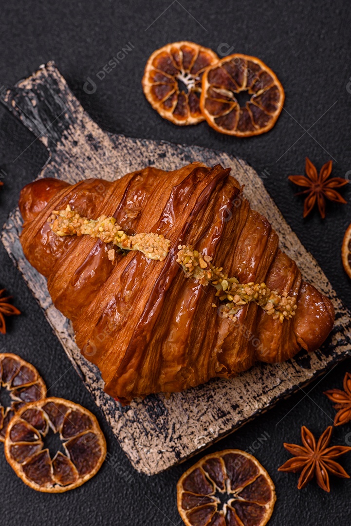 Delicioso croissants em uma mesa de concreto