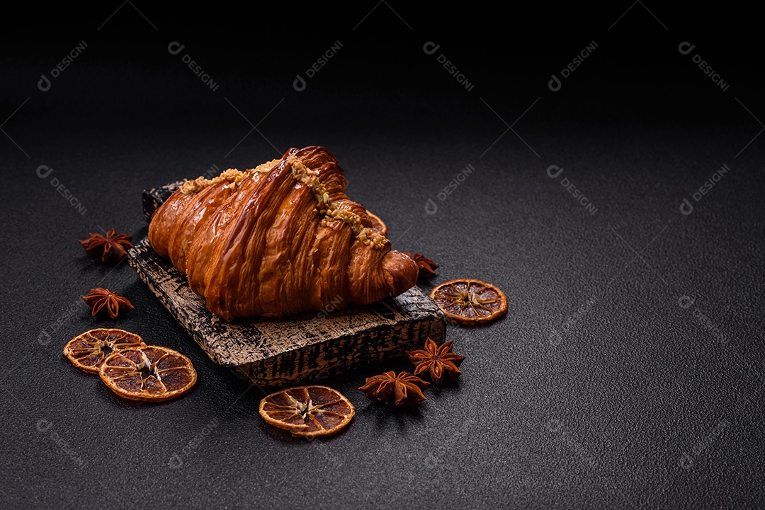 Delicioso croissants em uma mesa de concreto