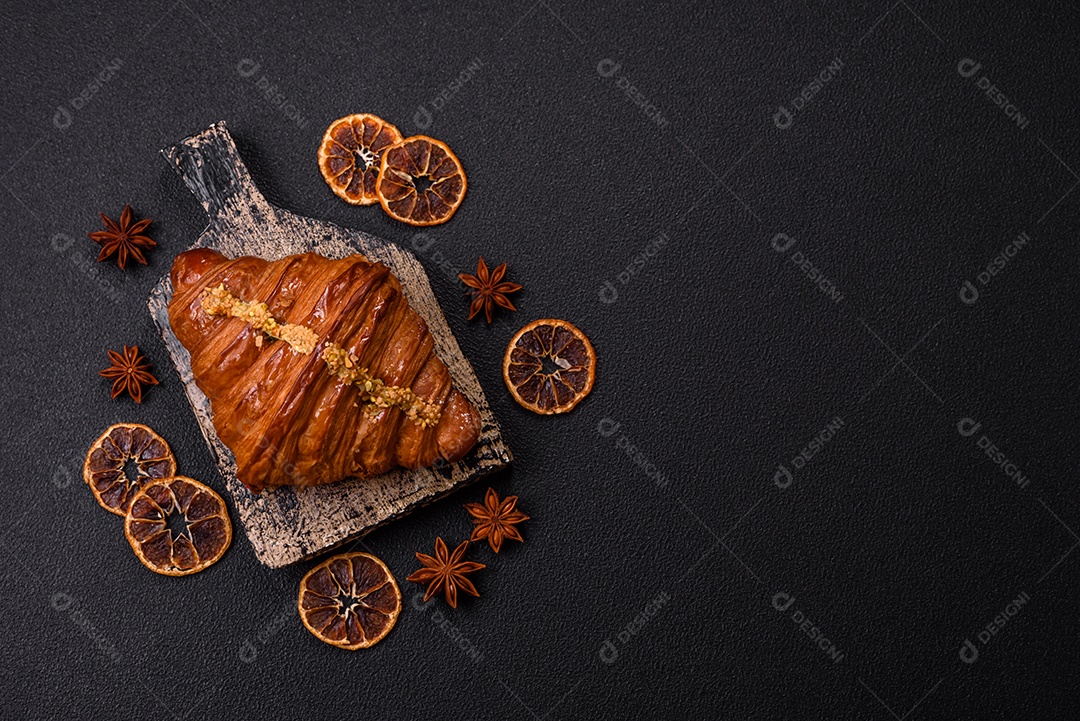 Delicioso croissants em uma mesa de concreto