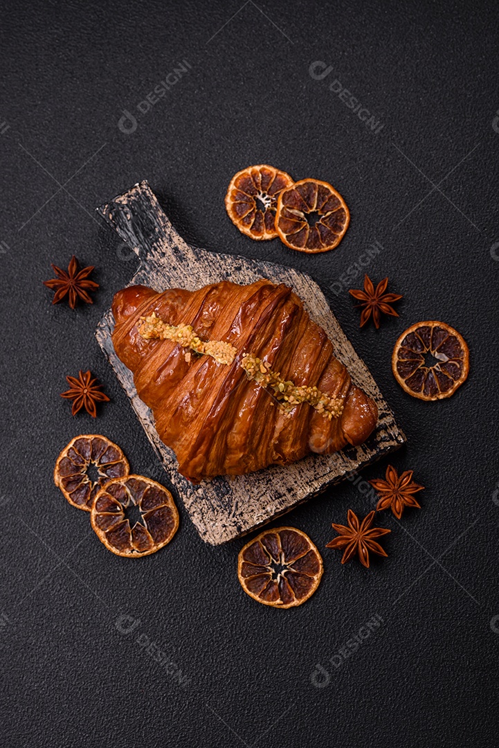 Delicioso croissants em uma mesa de concreto