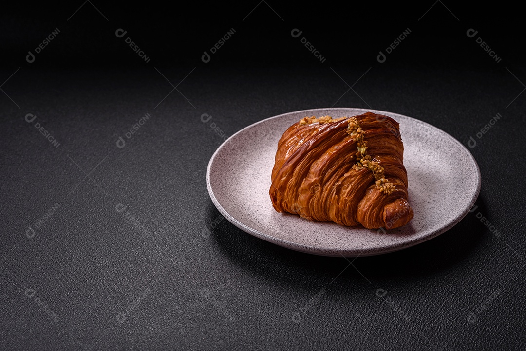 Delicioso croissants em uma mesa de concreto