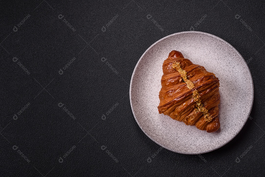 Delicioso croissants em uma mesa de concreto