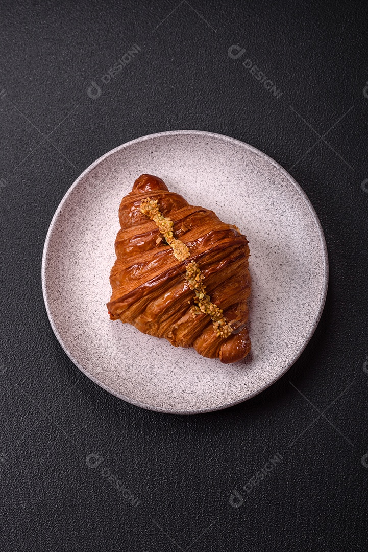 Delicioso croissants em uma mesa de concreto