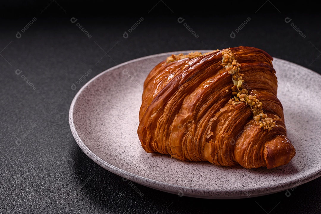 Delicioso croissants em uma mesa de concreto
