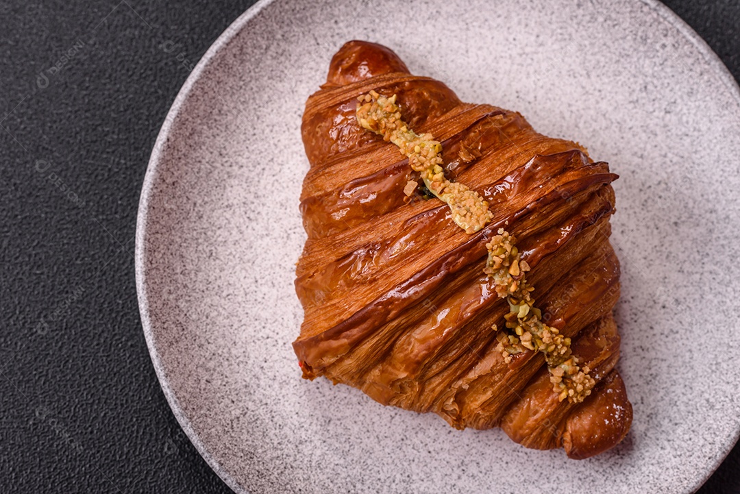Delicioso croissants em uma mesa de concreto