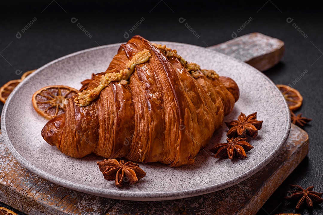 Delicioso croissants em uma mesa de concreto