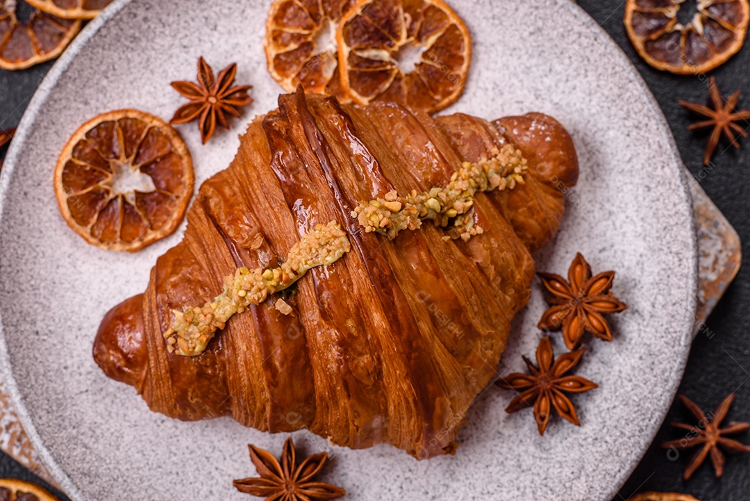 Delicioso croissants em uma mesa de concreto