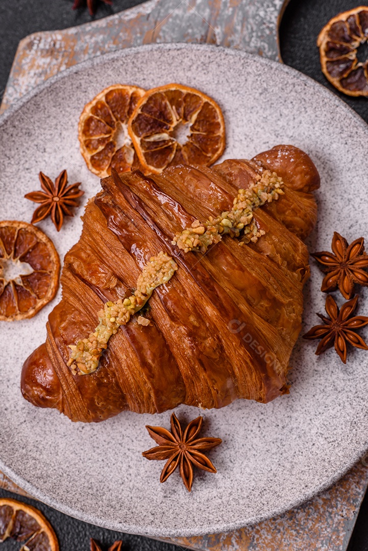 Delicioso croissants em uma mesa de concreto
