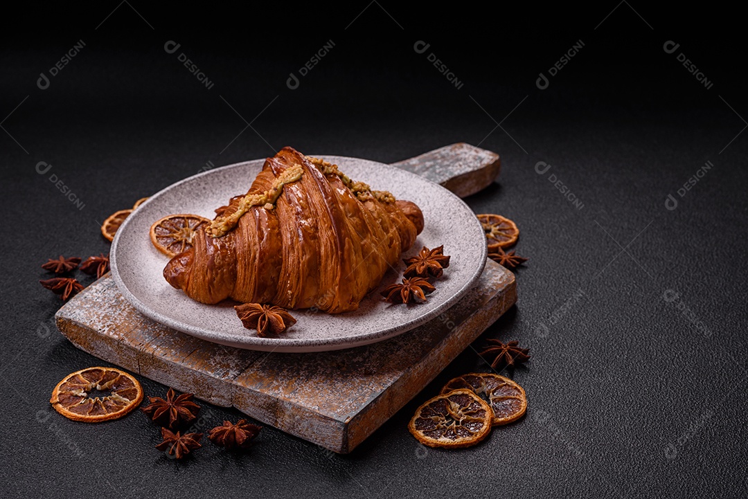 Delicioso croissants em uma mesa de concreto
