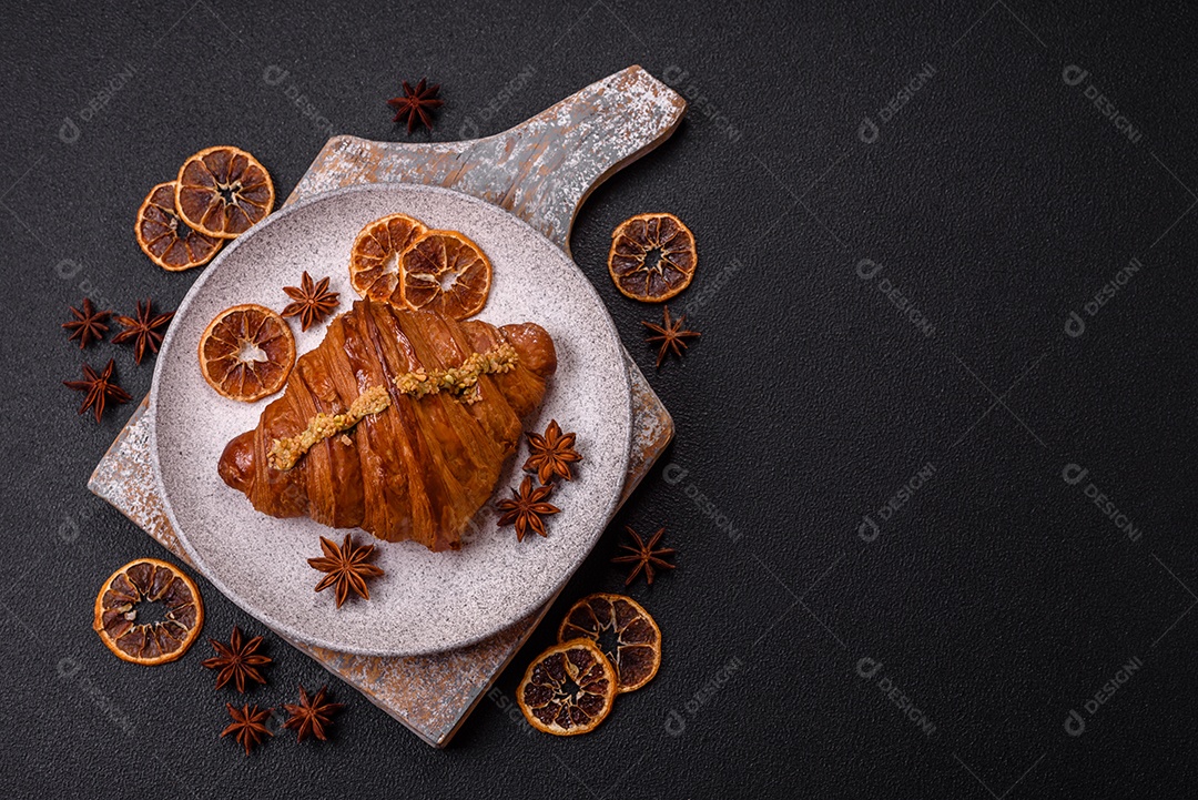 Delicioso croissants em uma mesa de concreto
