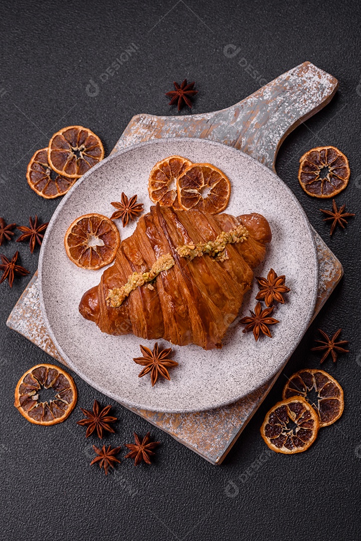 Delicioso croissants em uma mesa de concreto