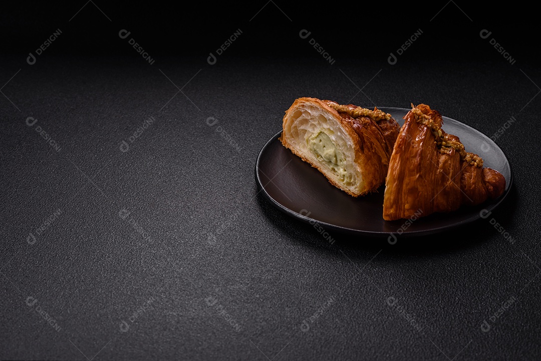 Delicioso croissants em uma mesa de concreto